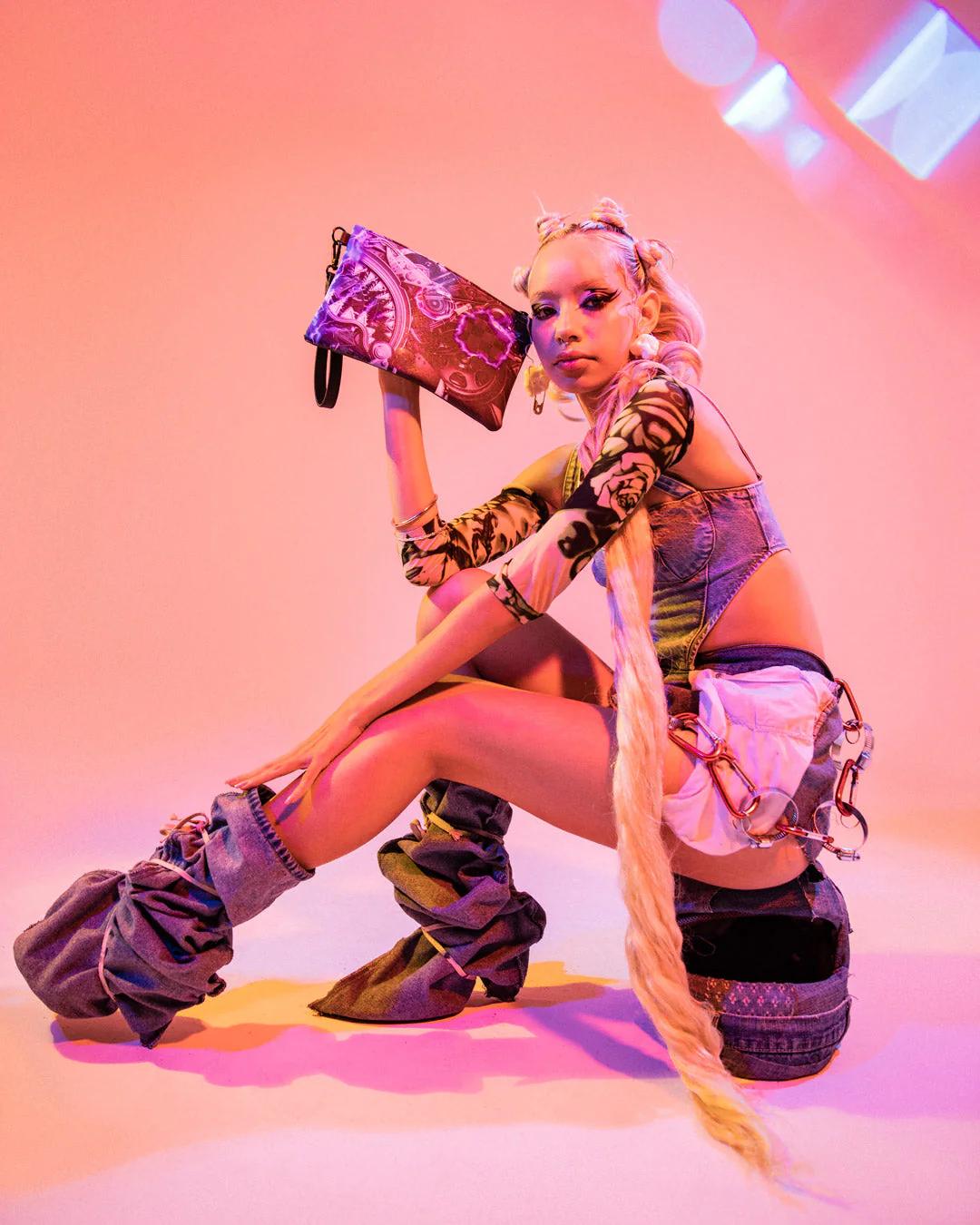 THE UNDERCURRENT CROSS-OVER CLUTCH